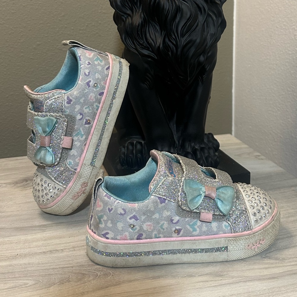 Light up Velcro Shoes with bows. Size 8.